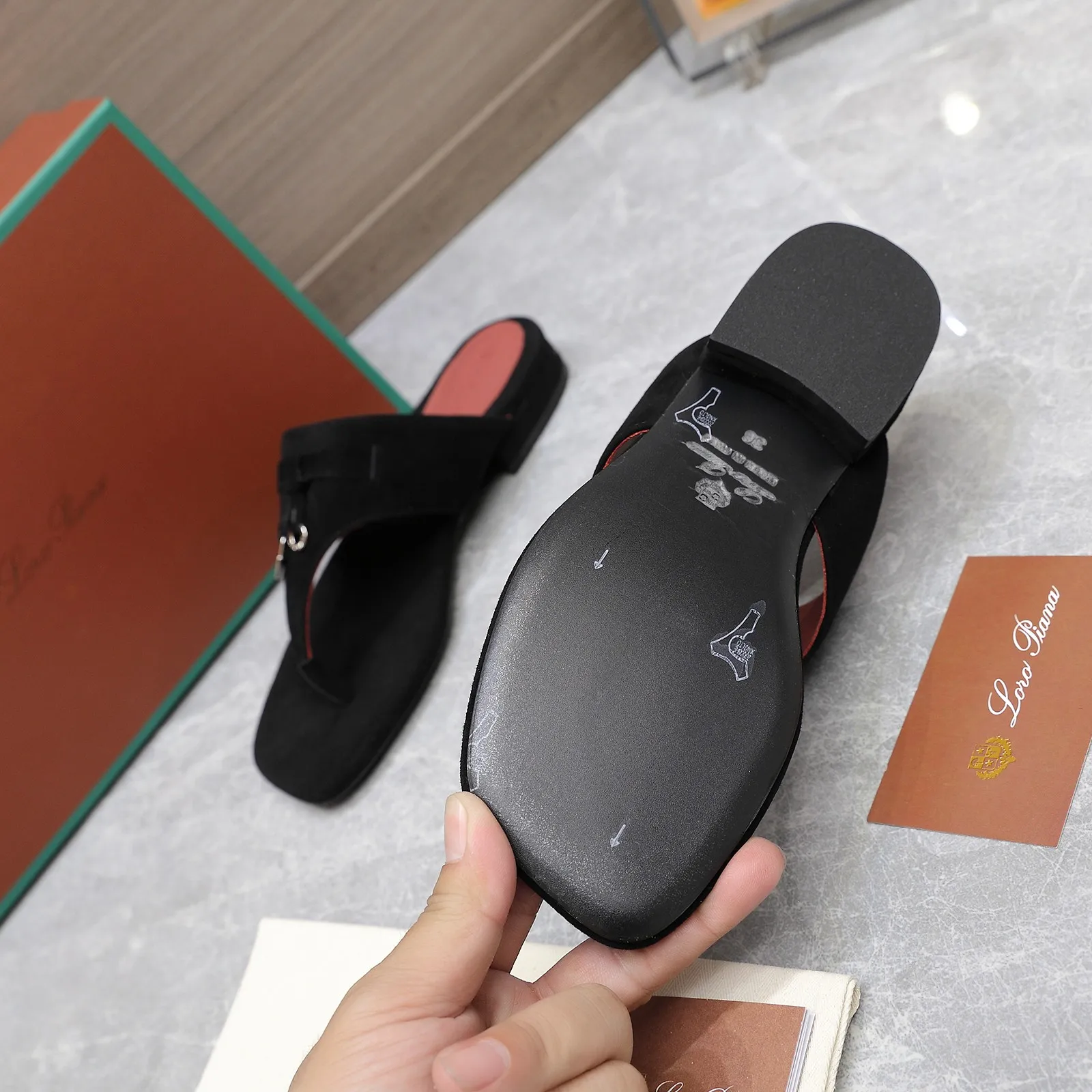 👟👟Ex-factory price 560👟👟 Purchasing-grade [Loro Piana] LP Mindil series T-strap thong sandals ✔️Top quality ✔️Soft sheep leather forms a tailor-made band that meets at the top of the upper and is fixed by a strong elastic ankle design. One is adorned with a discreet horn padlock, the other a gold circle badge. With its simple construction and sophisticated feel, these sandals are ideal for summer. ✔️Material: imported sheepskin fabric, sheepskin lining and feet ✔️Imported genuine leather outsole ✔️Code number: 35-42 (35/41/42 custom-made, non-refundable)